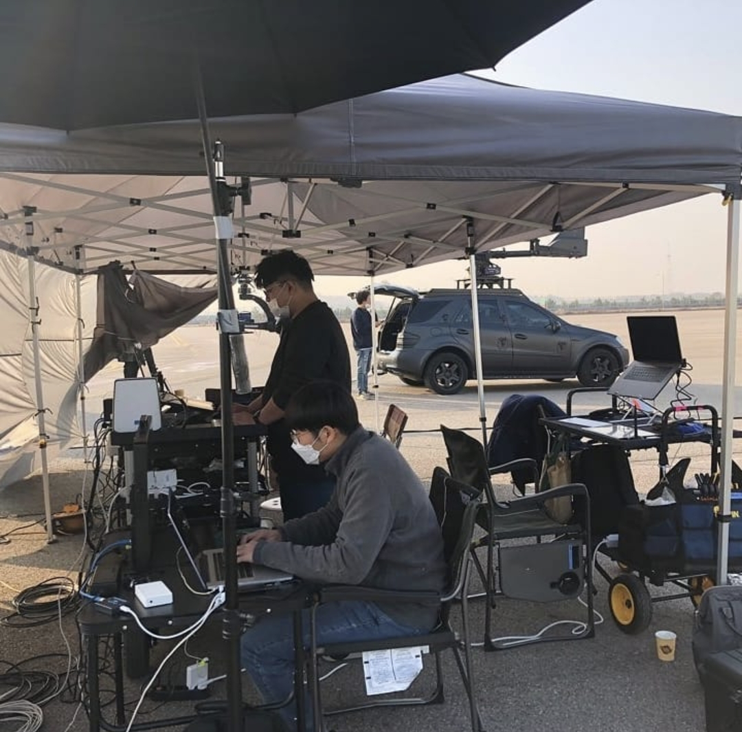 야외 텐트 베이스에서 운용 중인 현장 스탭